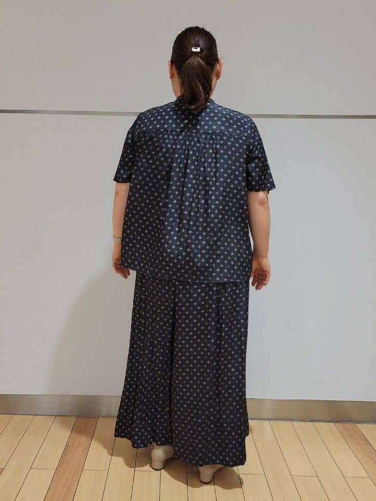TAKAさんの「UNTITLED｜【セットアップ可/リラクシー/通勤】スクエアジオメ柄ブラウス」を使ったコーディネート