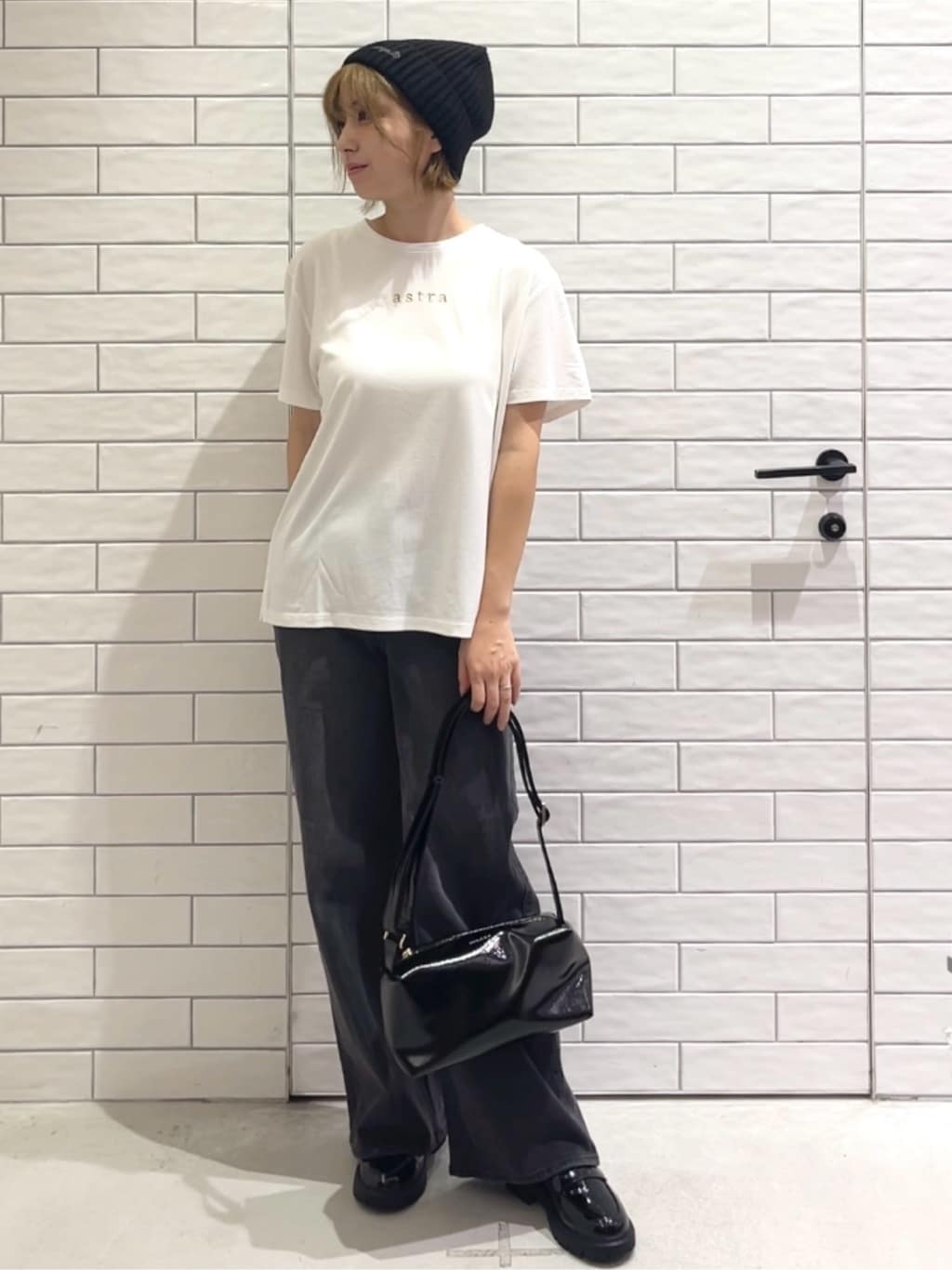 しおりさんの「OPAQUE.CLIP｜メタリック刺繍ロゴTシャツ【接触冷感／洗濯機洗い可】」を使ったコーディネート