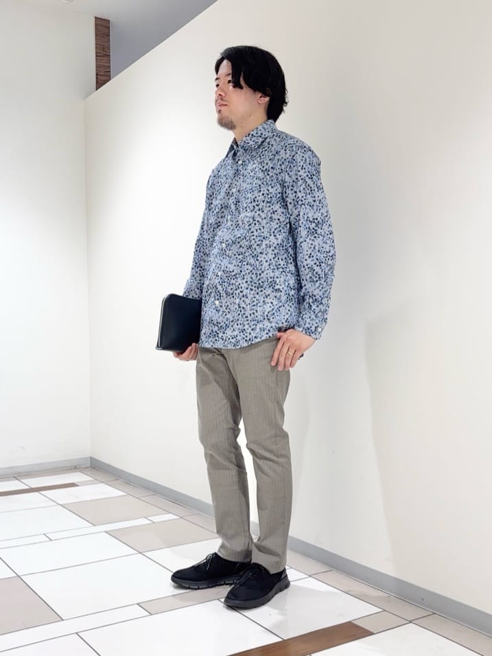 及川さんの「TAKEO KIKUCHI｜ストライプ小花 長袖シャツ」を使ったコーディネート