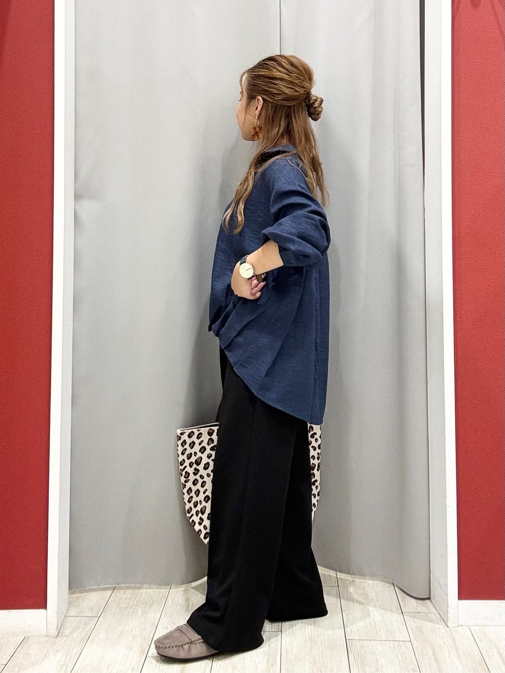 shioさんの「SHOO･LA･RUE｜【S-LL】インせず着られる デニムライク前開きブラウス」を使ったコーディネート