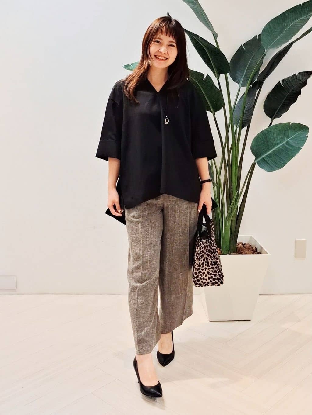 YuKaRiさんの「UNTITLED｜【UVカット/接触冷感/吸水速乾/ゆったり】V開きネックシャツ」を使ったコーディネート