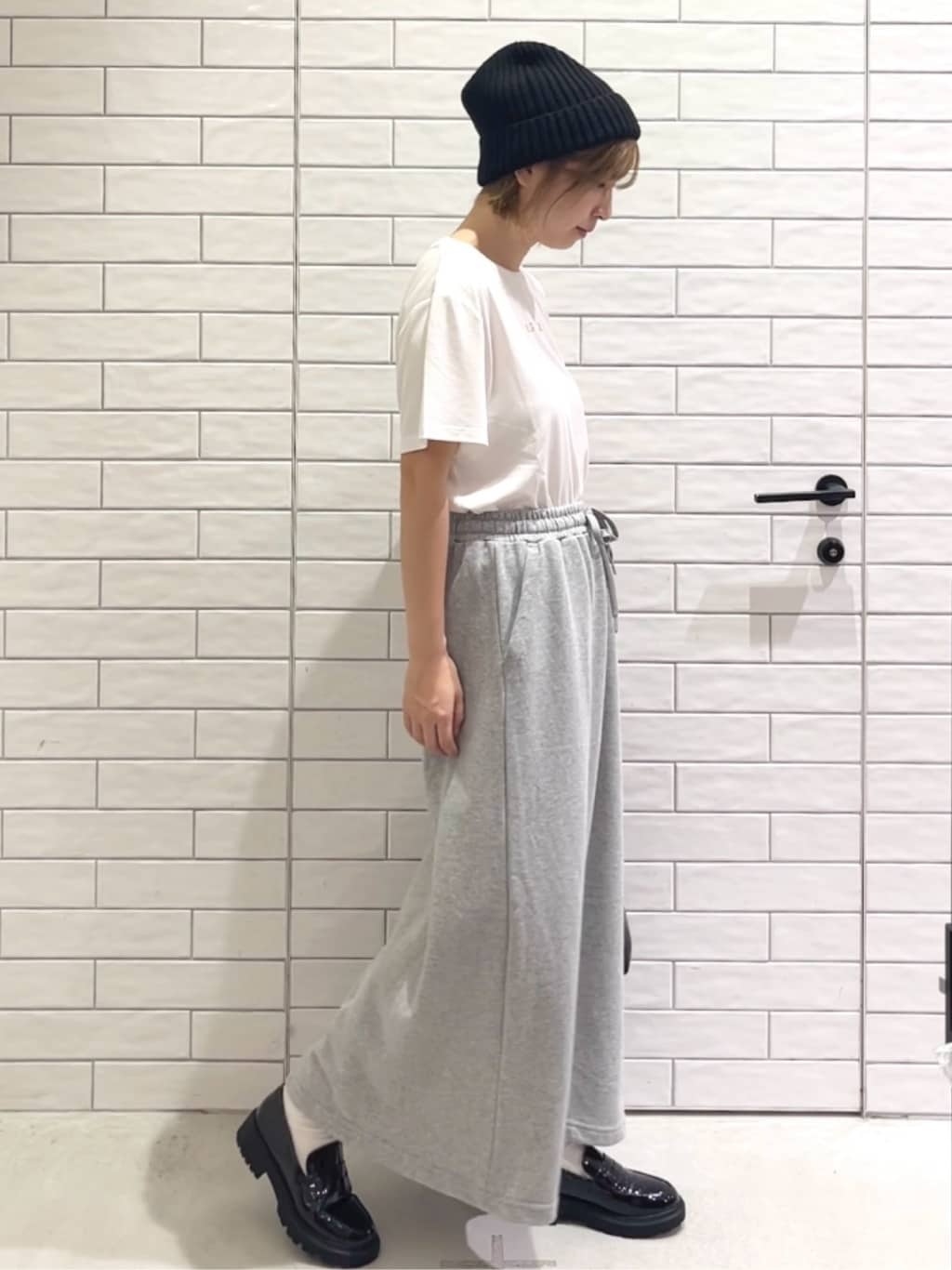 しおりさんの「OPAQUE.CLIP｜メタリック刺繍ロゴTシャツ【接触冷感／洗濯機洗い可】」を使ったコーディネート