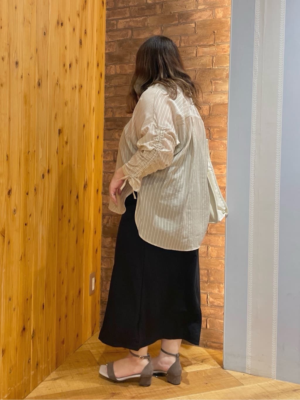 Risaさんの「SHOO･LA･RUE｜【S-LL】程よい透け感 ストライプ柄 お袖ギャザーデザインシャツ」を使ったコーディネート