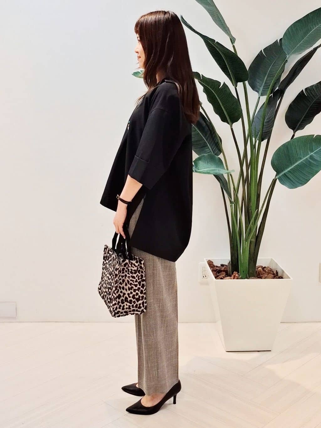 YuKaRiさんの「UNTITLED｜【UVカット/接触冷感/吸水速乾/ゆったり】V開きネックシャツ」を使ったコーディネート