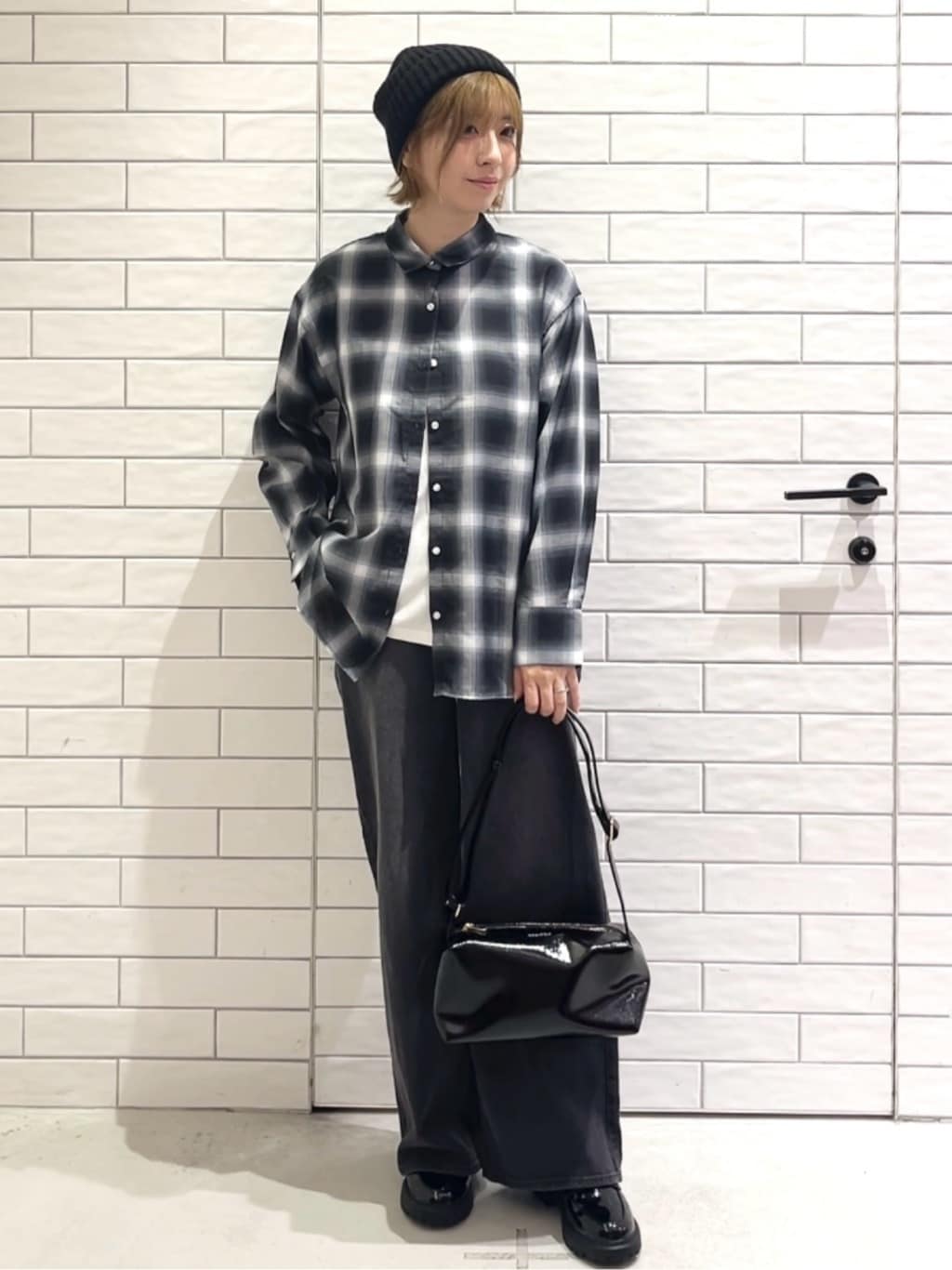 しおりさんの「OPAQUE.CLIP｜メタリック刺繍ロゴTシャツ【接触冷感／洗濯機洗い可】」を使ったコーディネート