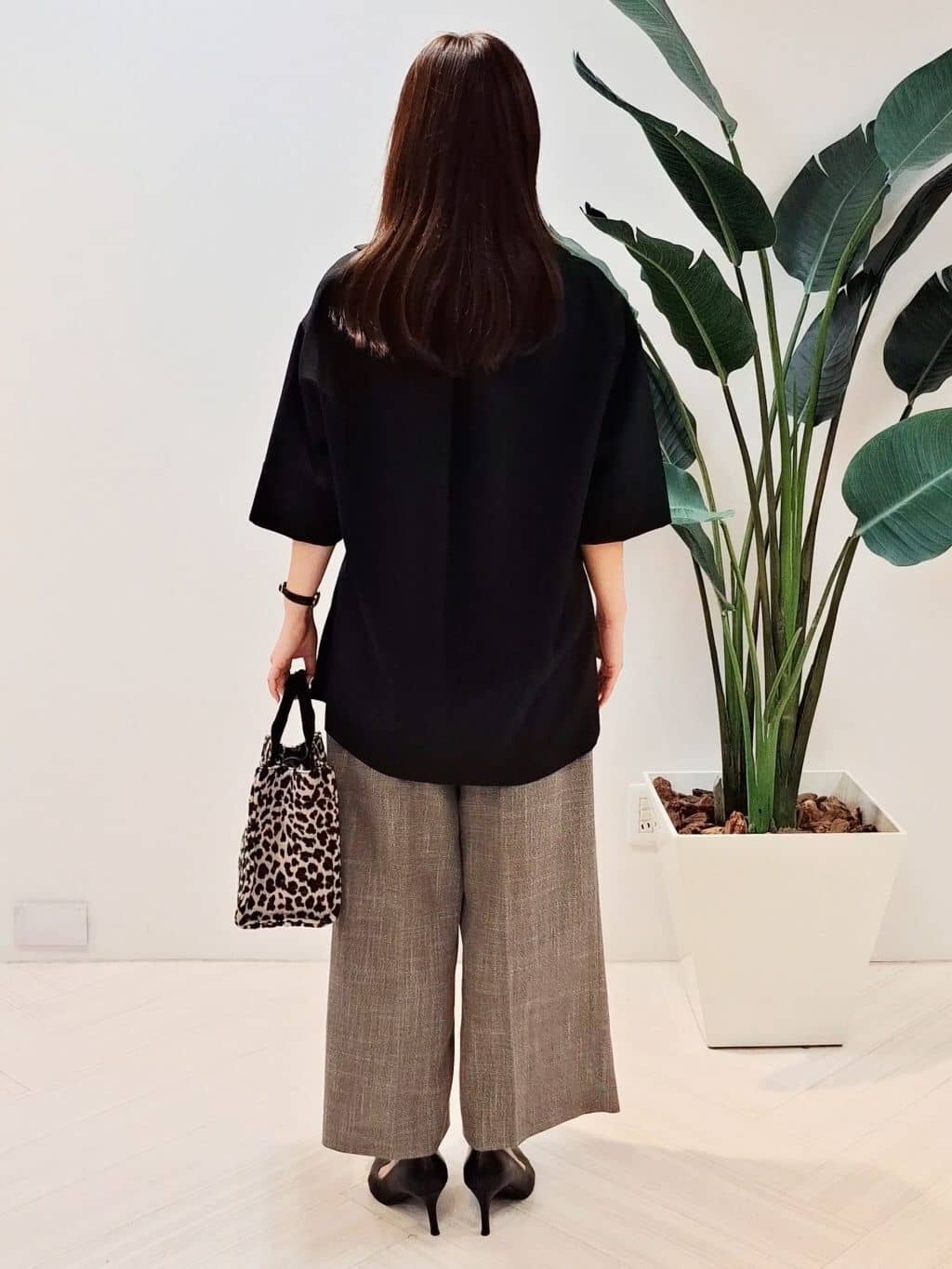 YuKaRiさんの「UNTITLED｜【UVカット/接触冷感/吸水速乾/ゆったり】V開きネックシャツ」を使ったコーディネート