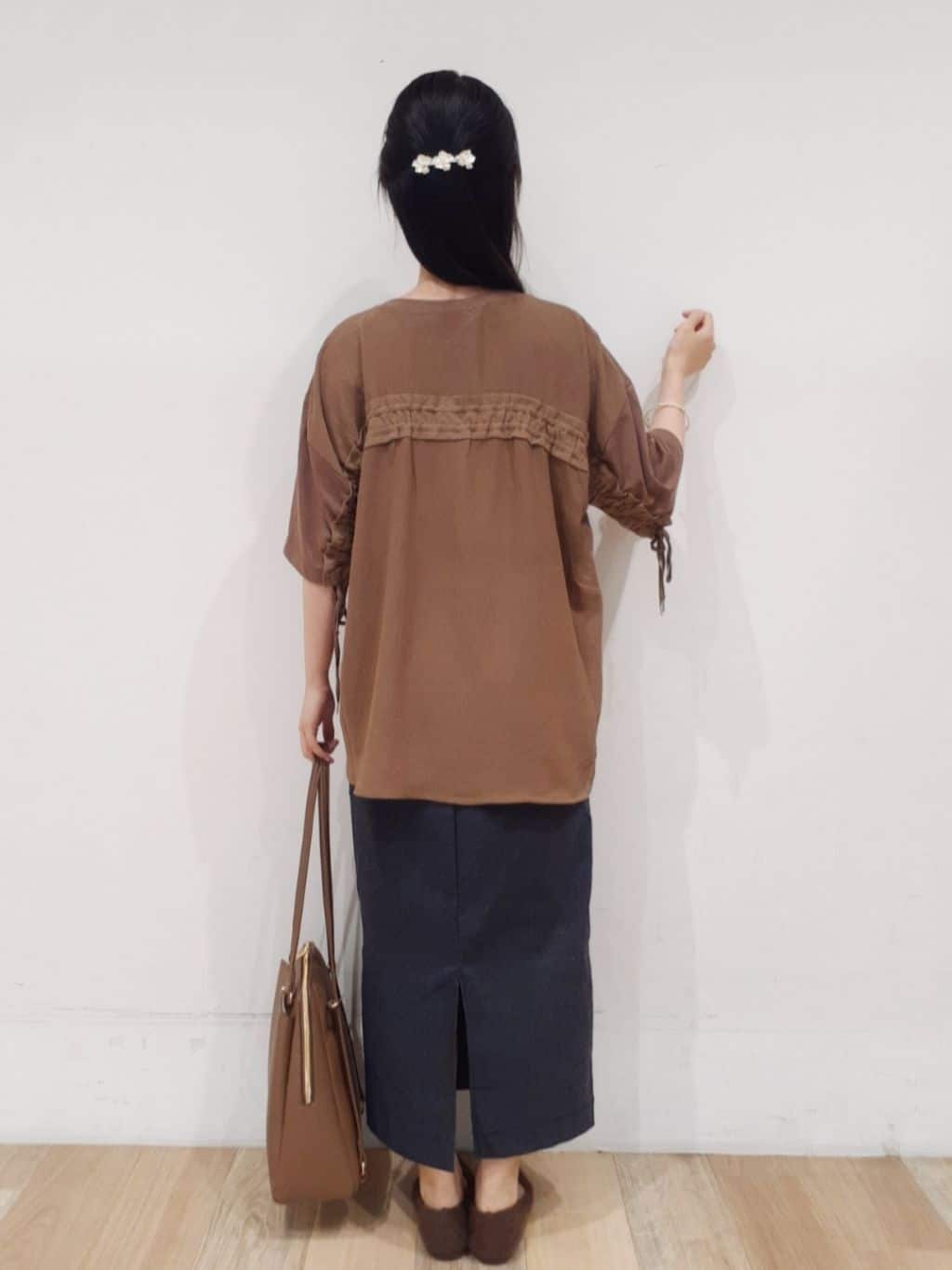 にこさんの「grove｜後ろ姿で魅せる　バックドロストシャーリングTシャツ」を使ったコーディネート