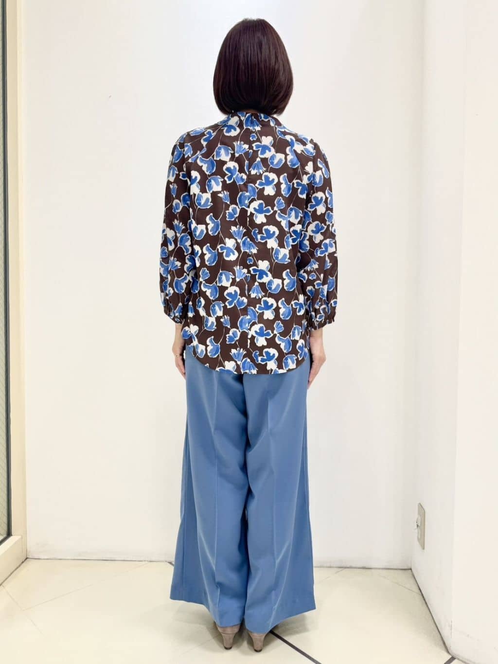 matsuさんの「Reflect｜【ジャケットのインナーにおすすめ◎】花柄タックデザインブブラウス」を使ったコーディネート