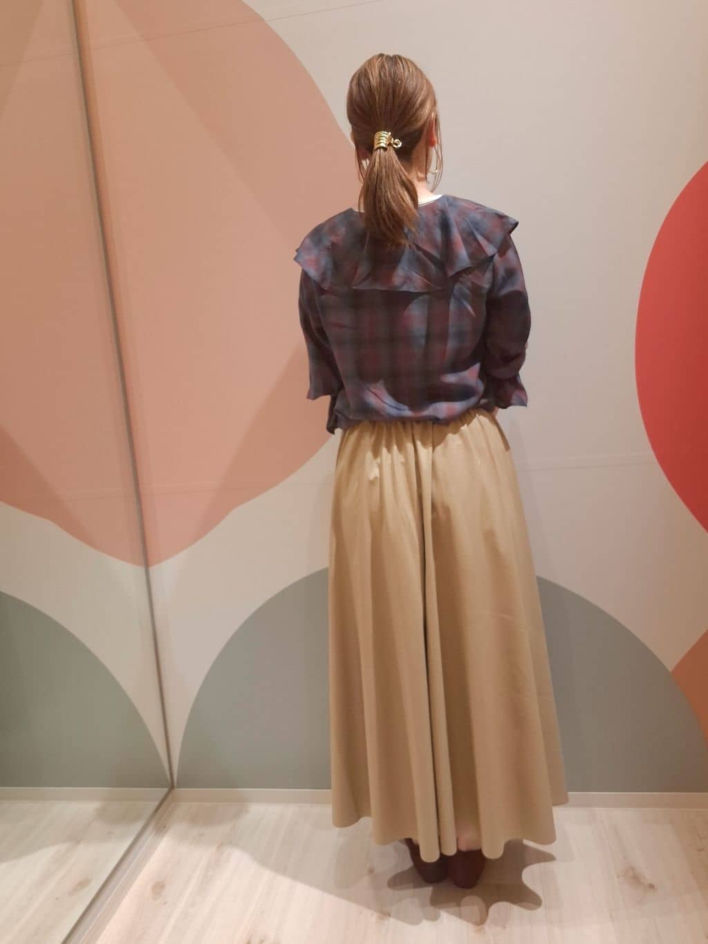 次女さんの「SHOO･LA･RUE｜【S-LL】1枚で華やか チェック柄フリルブラウス」を使ったコーディネート