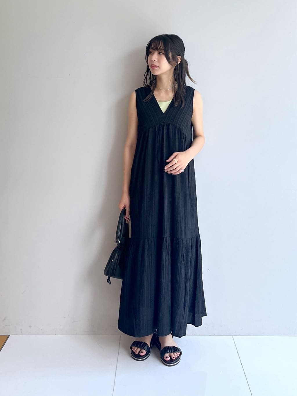 cotaniさんの「SHOO･LA･RUE｜【S-LL】後ろ姿も抜かりなく 1枚でサマ見え ティアードワンピース」を使ったコーディネート