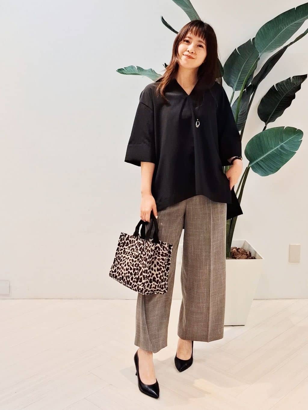 YuKaRiさんの「UNTITLED｜【UVカット/接触冷感/吸水速乾/ゆったり】V開きネックシャツ」を使ったコーディネート