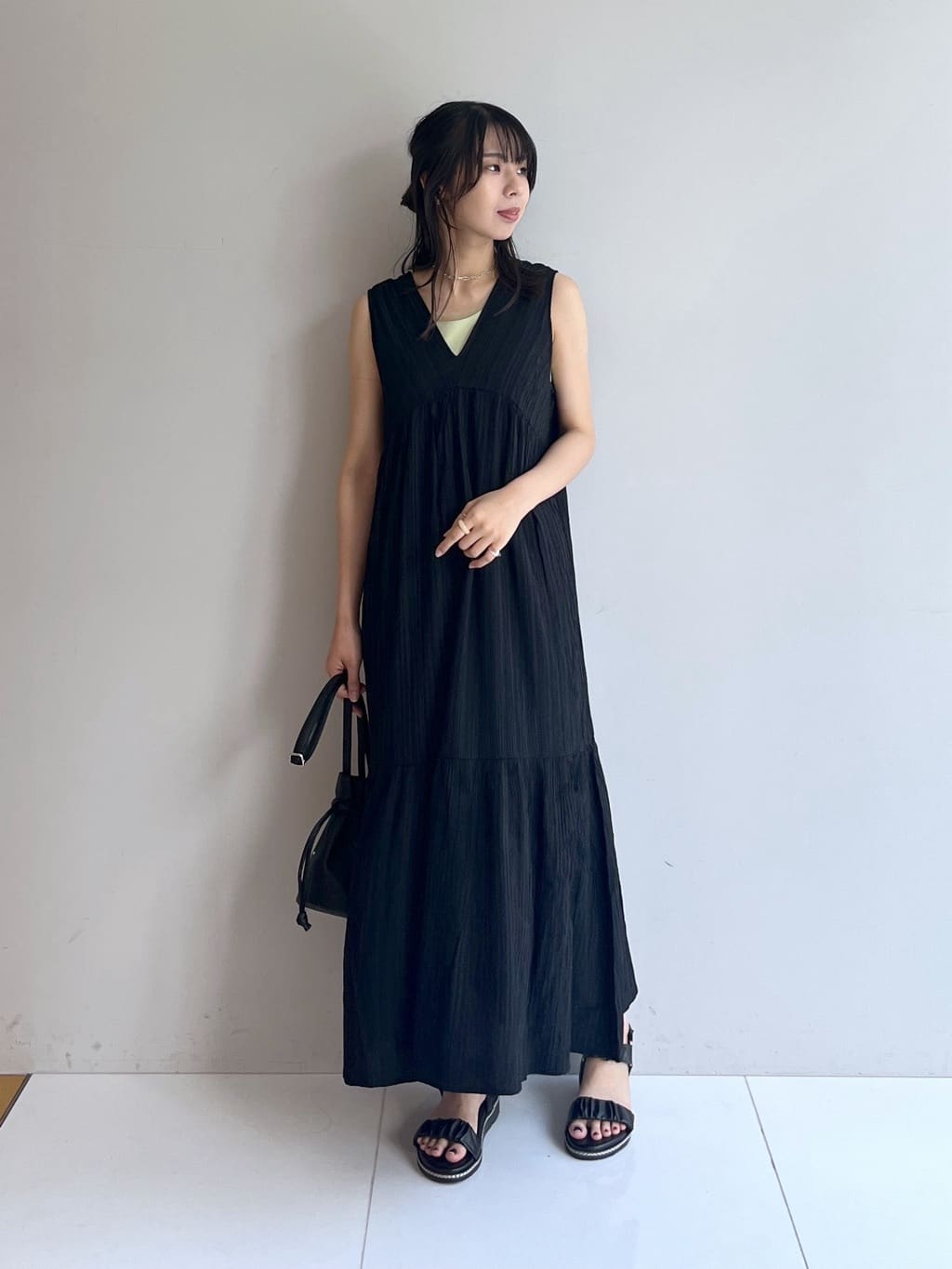 cotaniさんの「SHOO･LA･RUE｜【S-LL】後ろ姿も抜かりなく 1枚でサマ見え ティアードワンピース」を使ったコーディネート