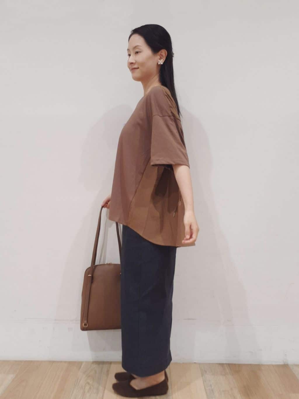 にこさんの「grove｜後ろ姿で魅せる　バックドロストシャーリングTシャツ」を使ったコーディネート