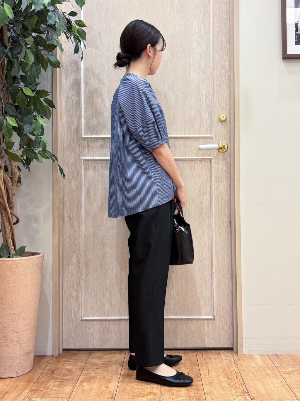 なみさんの「SHOO･LA･RUE｜【S-LL/洗濯後しわになりにくい】ランタンスリーブで女性らしく 5分袖スキッパーブラウス」を使ったコーディネート