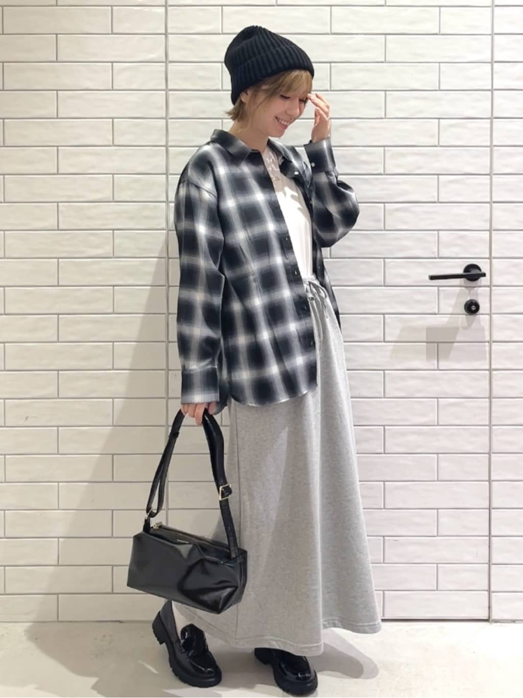 しおりさんの「OPAQUE.CLIP｜メタリック刺繍ロゴTシャツ【接触冷感／洗濯機洗い可】」を使ったコーディネート