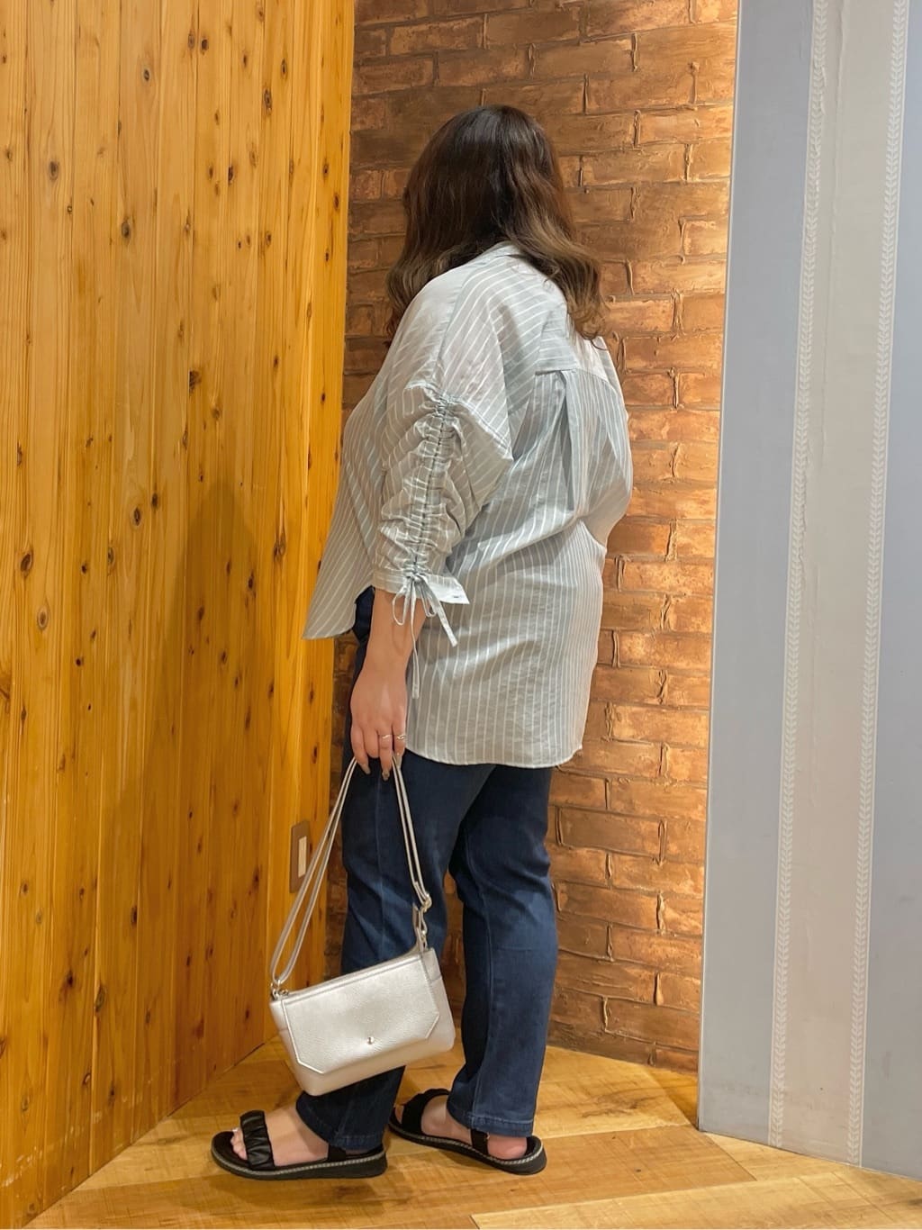 Risaさんの「SHOO･LA･RUE｜【S-LL】程よい透け感 ストライプ柄 お袖ギャザーデザインシャツ」を使ったコーディネート
