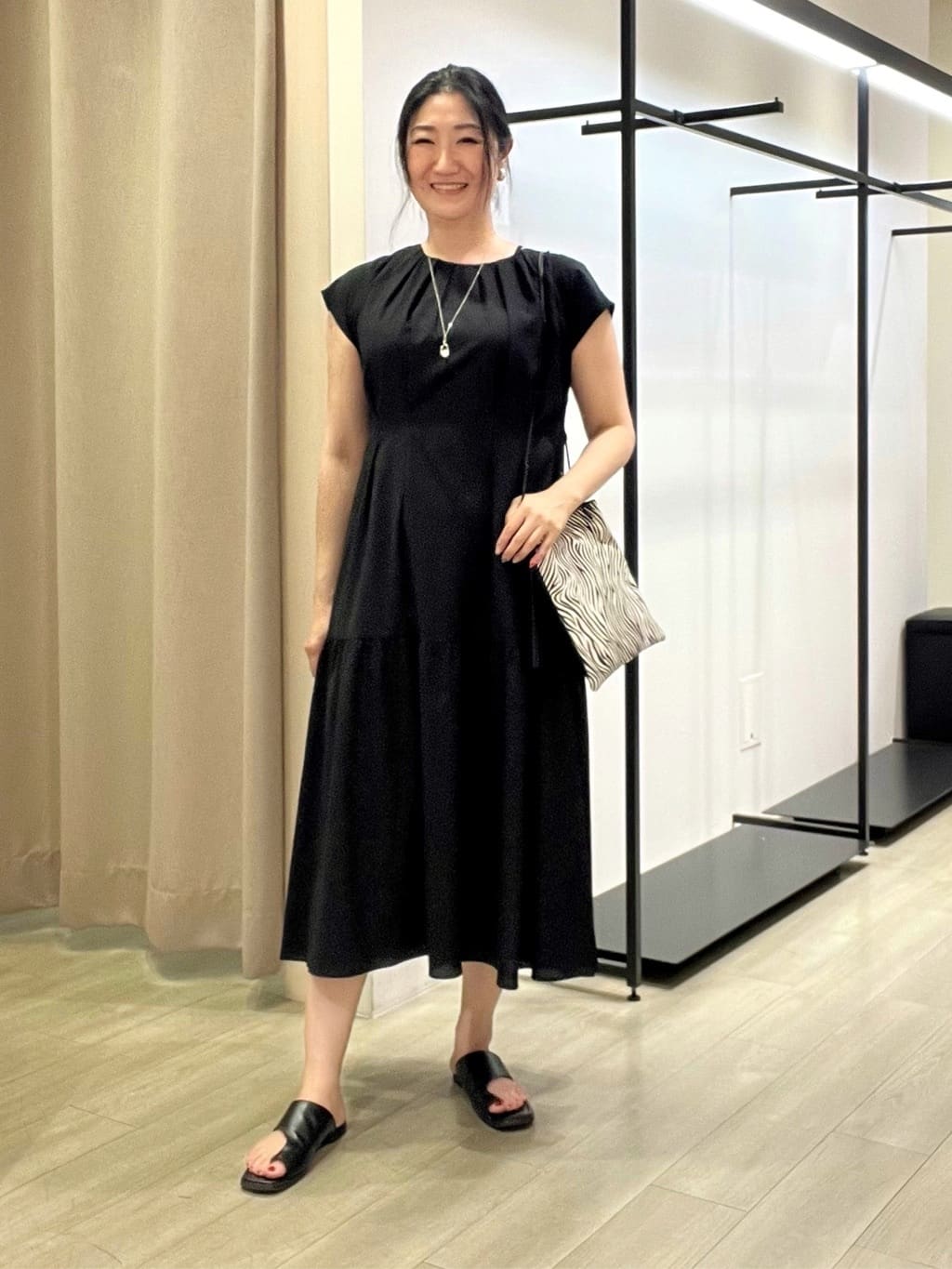 TOMOMIさんの「INDIVI｜【1枚でコーデ完成！】タックワンピース」を使ったコーディネート