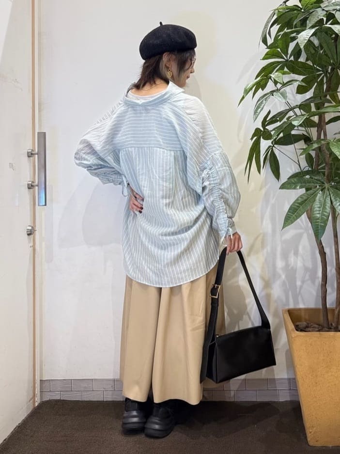misakiさんの「SHOO･LA･RUE｜【S-LL】程よい透け感 ストライプ柄 お袖ギャザーデザインシャツ」を使ったコーディネート