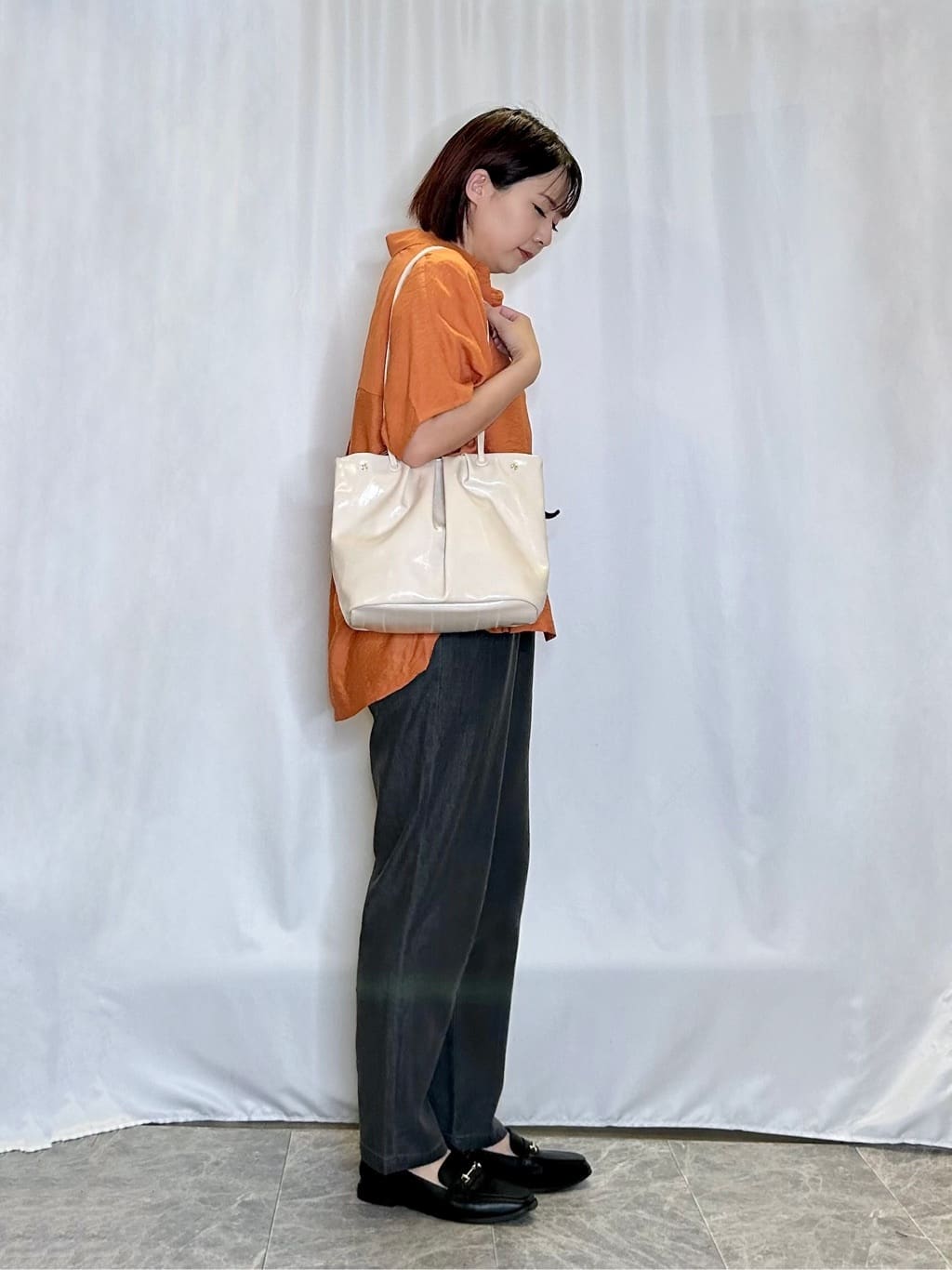 ネリさんの「SHOO･LA･RUE｜【洗える/S-LL/5分袖】1枚でも羽織としても。さらさらドレープシャツ」を使ったコーディネート