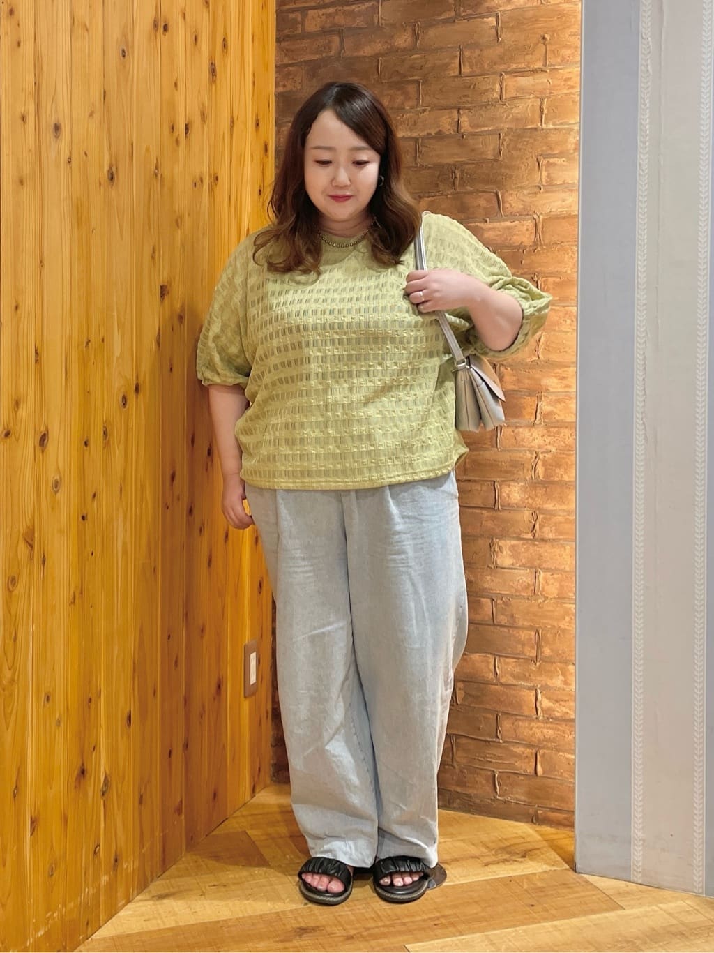 Risaさんの「SHOO･LA･RUE｜暑い夏も軽やかに デニムイージーワイドパンツ」を使ったコーディネート