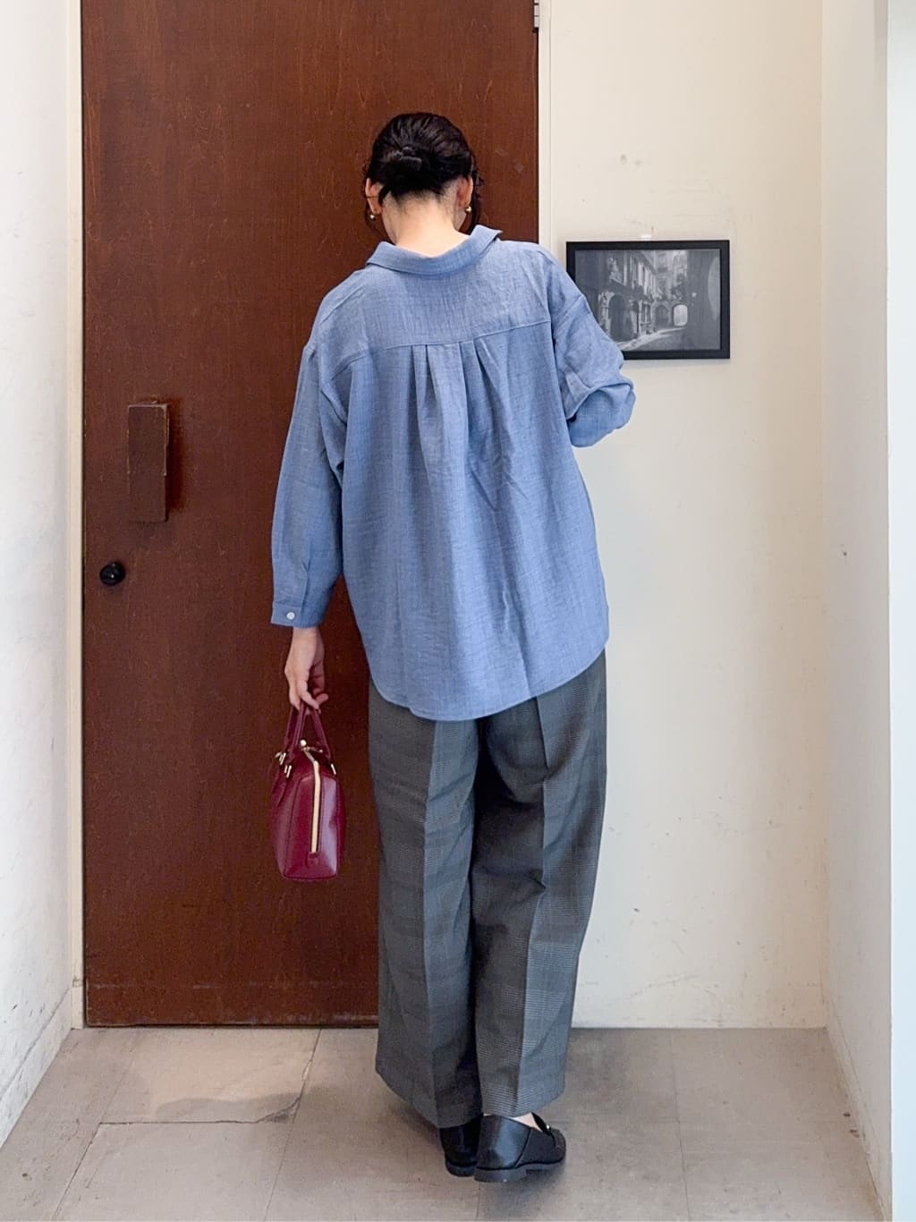 𝐇𝐢𝐫𝐨𝐦𝐢さんの「SHOO･LA･RUE｜【S-LL】インせず着られる デニムライク前開きブラウス」を使ったコーディネート