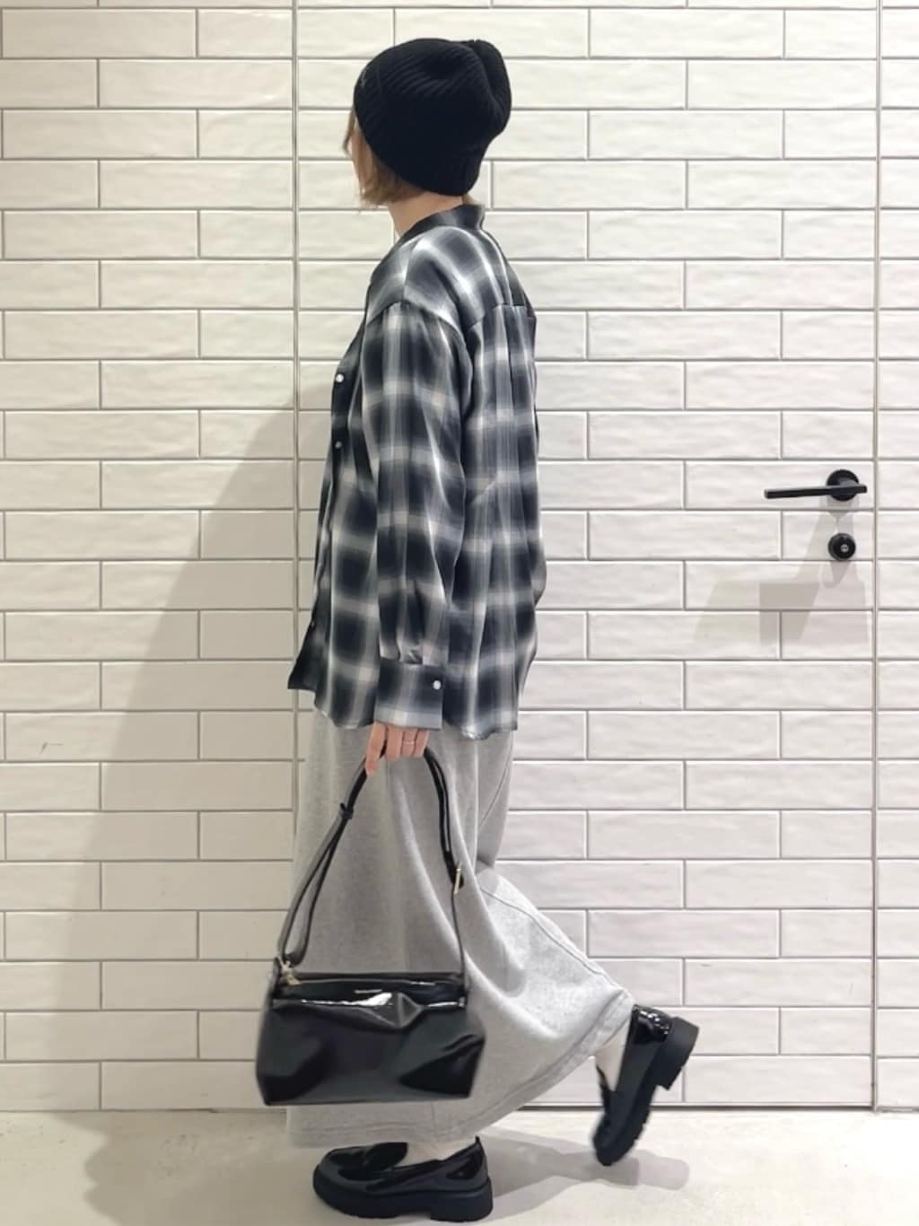 しおりさんの「OPAQUE.CLIP｜メタリック刺繍ロゴTシャツ【接触冷感／洗濯機洗い可】」を使ったコーディネート