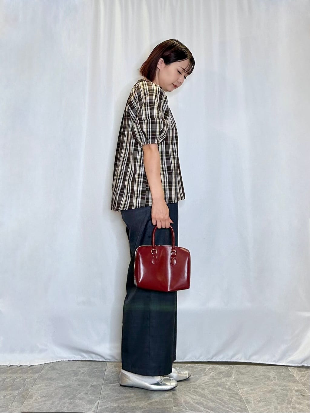 ネリさんの「SHOO･LA･RUE｜【S-LL/洗濯後しわになりにくい】ランタンスリーブで女性らしく 5分袖スキッパーブラウス」を使ったコーディネート