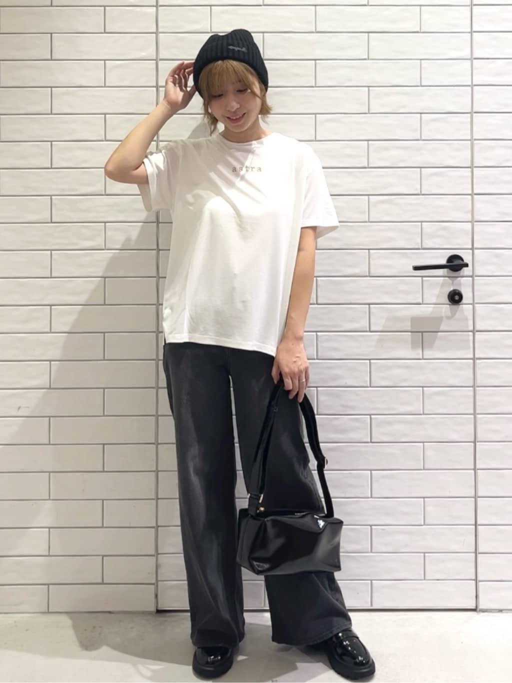 しおりさんの「OPAQUE.CLIP｜メタリック刺繍ロゴTシャツ【接触冷感／洗濯機洗い可】」を使ったコーディネート