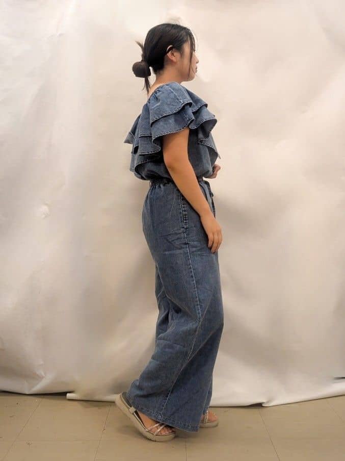 ｍｉｓａｋｉさんの「SHOO･LA･RUE｜【セットアップ可/前後2WAY/オフショル2WAY】着こなしを楽しめる デニムフリルブラウス」を使ったコーディネート