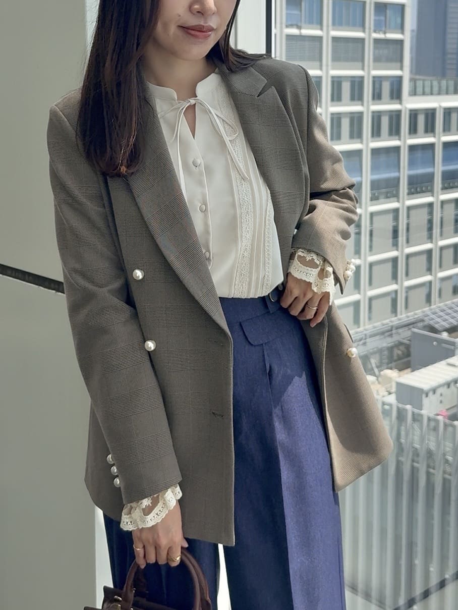 teiさんの「Couture brooch｜【高見え・きれいめ・通勤】レースカフス パール調釦テーラードジャケット」を使ったコーディネート