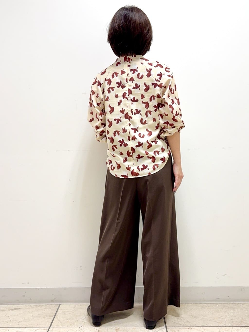 kaeさんの「Reflect｜【ジャケットのインナーにおすすめ◎】花柄タックデザインブブラウス」を使ったコーディネート