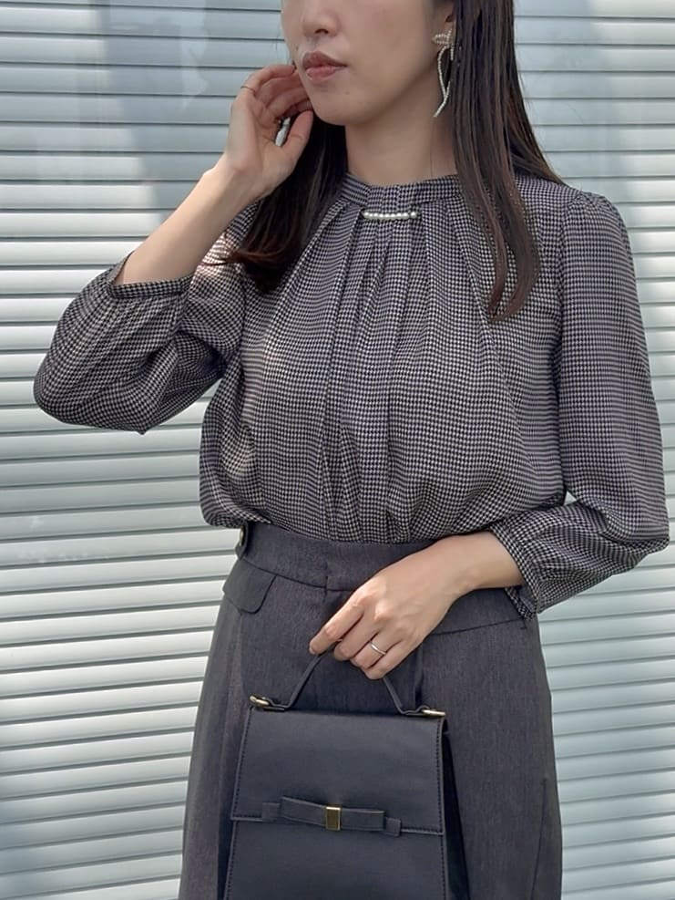 teiさんの「Couture brooch｜【大人可愛い・パール取り外し・通勤】・タックタイチェック柄ブラウス」を使ったコーディネート