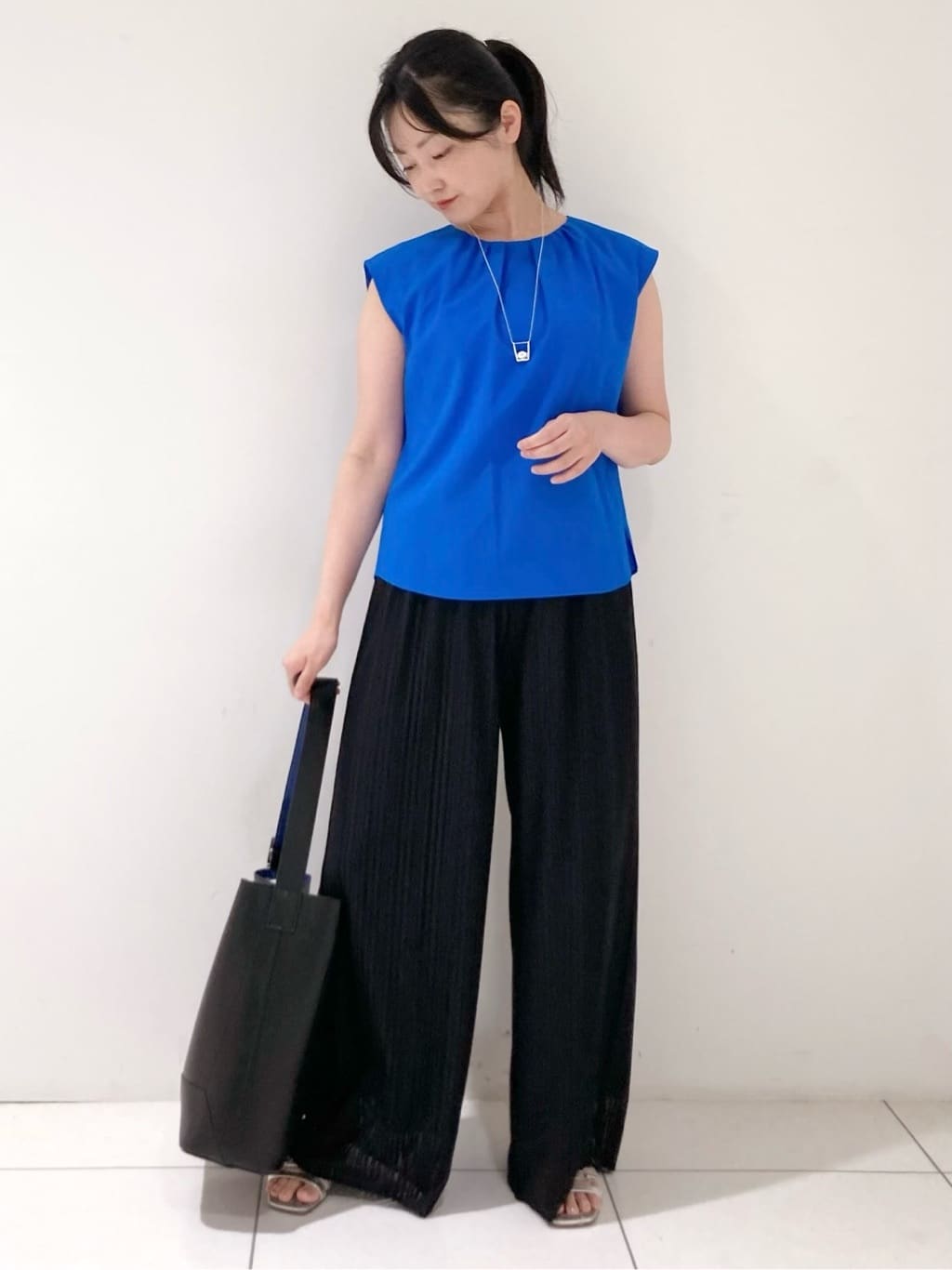 momokoさんの「INDIVI｜【クールエアー素材／UVケア／吸汗速乾】エアリータックブラウス」を使ったコーディネート