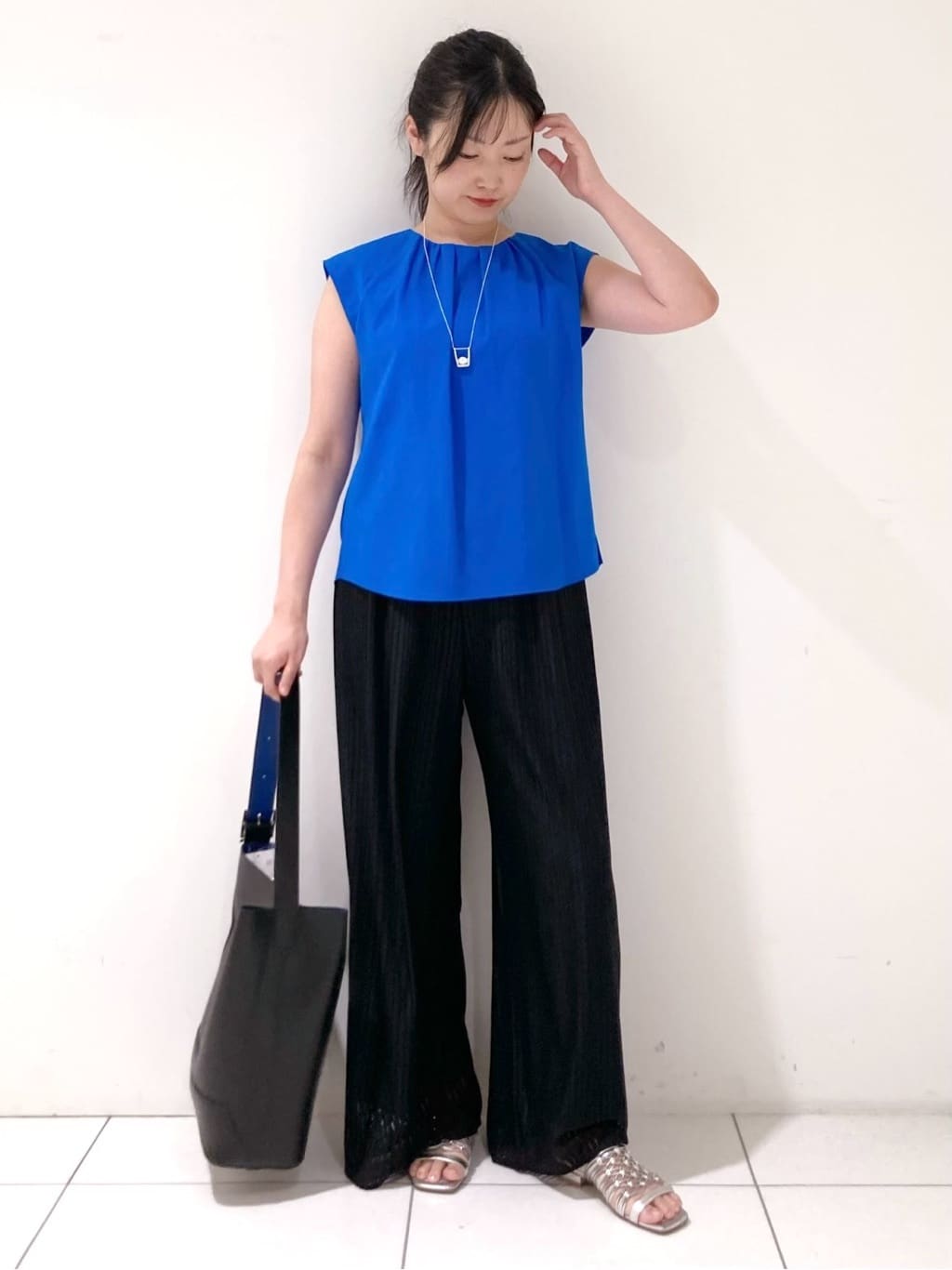 momokoさんの「INDIVI｜【クールエアー素材／UVケア／吸汗速乾】エアリータックブラウス」を使ったコーディネート