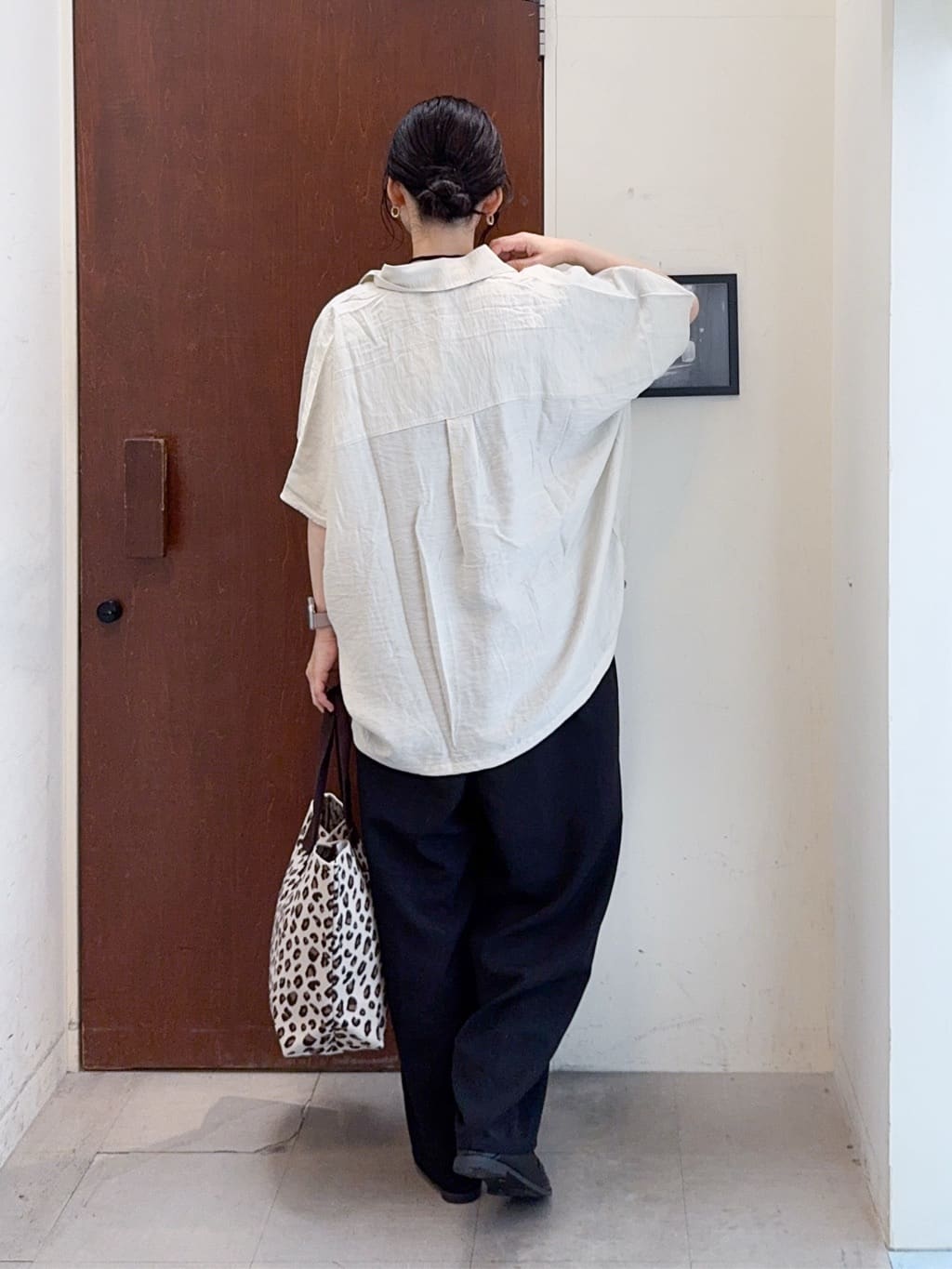𝐇𝐢𝐫𝐨𝐦𝐢さんの「SHOO･LA･RUE｜【洗える/S-LL/5分袖】1枚でも羽織としても。さらさらドレープシャツ」を使ったコーディネート