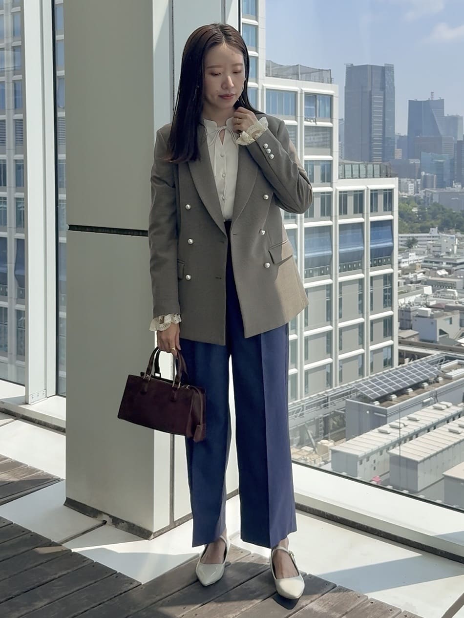 teiさんの「Couture brooch｜【高見え・きれいめ・通勤】レースカフス パール調釦テーラードジャケット」を使ったコーディネート