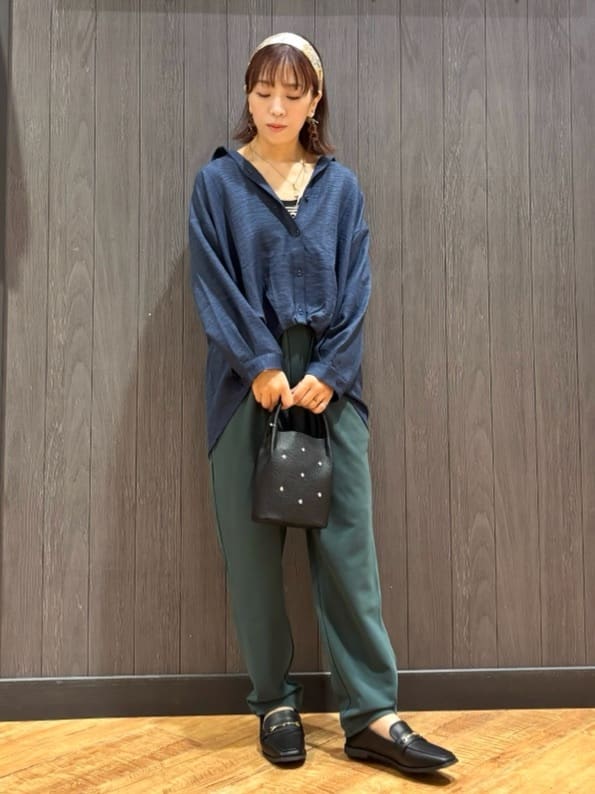 meiさんの「SHOO･LA･RUE｜【S-LL】インせず着られる デニムライク前開きブラウス」を使ったコーディネート