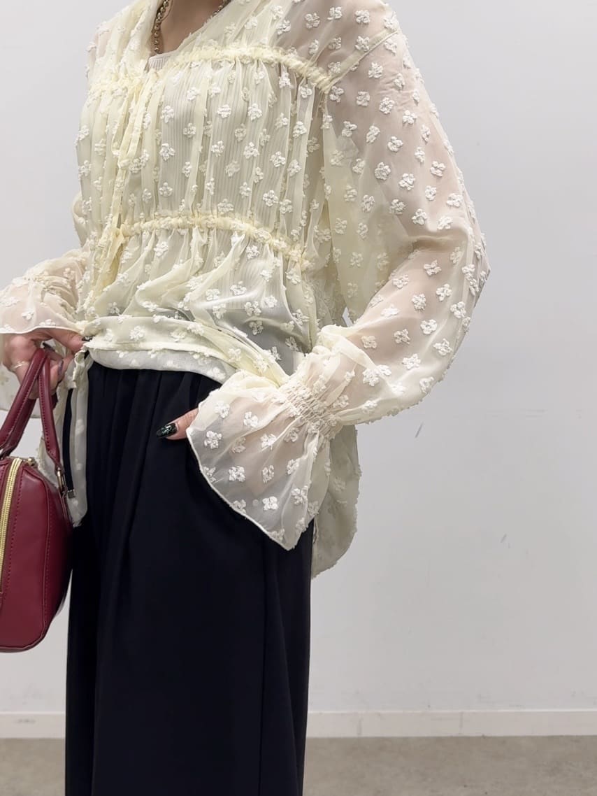 𝐜𝐡𝐢𝐤𝐚さんの「SHOO･LA･RUE｜華やかにさをプラスする シアードビー シャーリングブラウス」を使ったコーディネート