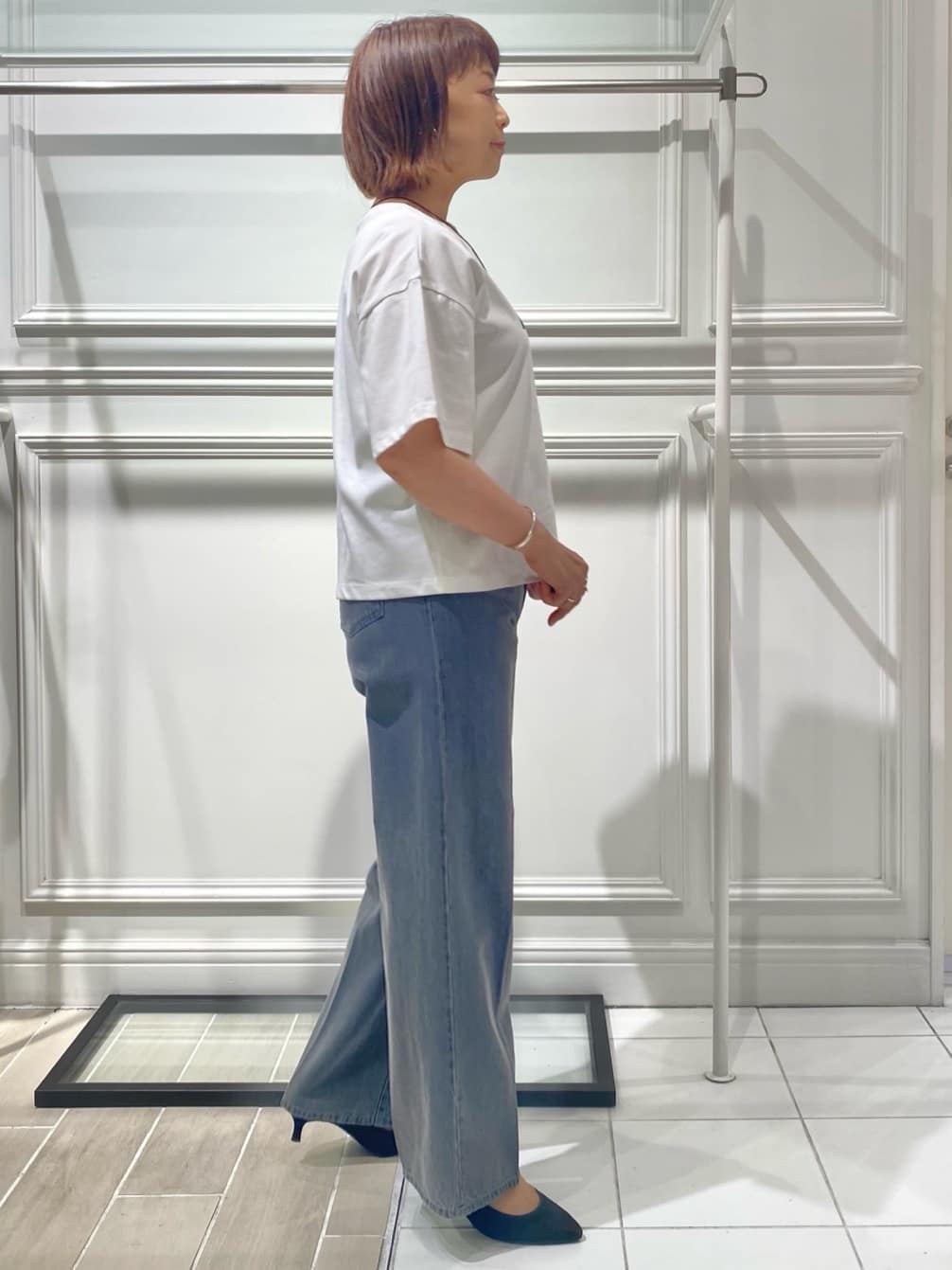 AKKOさんの「UNTITLED｜【コットン100/ゆったり/ショート丈/洗える】ベロアロゴTシャツ」を使ったコーディネート