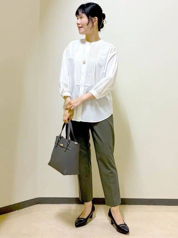  beni_gingerさんの「Reflect｜【程よいゆとり感／体型カバー】ピンタックデザインシャンブレーブラウス」を使ったコーディネート