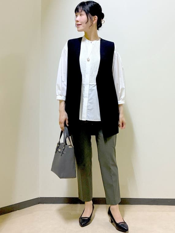  beni_gingerさんの「Reflect｜【程よいゆとり感／体型カバー】ピンタックデザインシャンブレーブラウス」を使ったコーディネート
