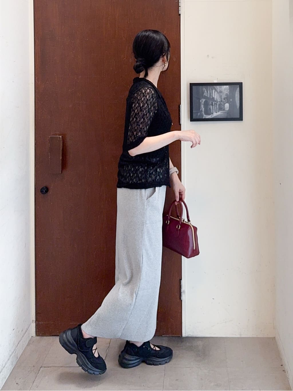 𝐇𝐢𝐫𝐨𝐦𝐢さんの「SHOO･LA･RUE｜【S-LL/5分袖】大人の抜け感 襟付きレーストップス」を使ったコーディネート