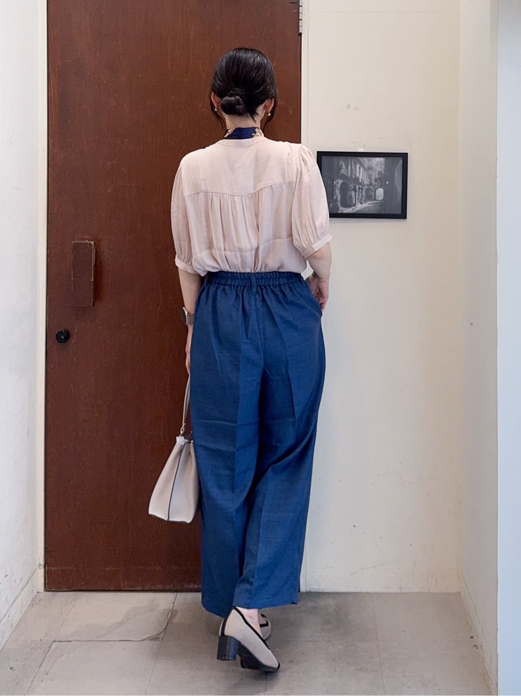 𝐇𝐢𝐫𝐨𝐦𝐢さんの「SHOO･LA･RUE｜【洗える/S-LL】大人上品な印象のサテン5分袖ブラウス」を使ったコーディネート