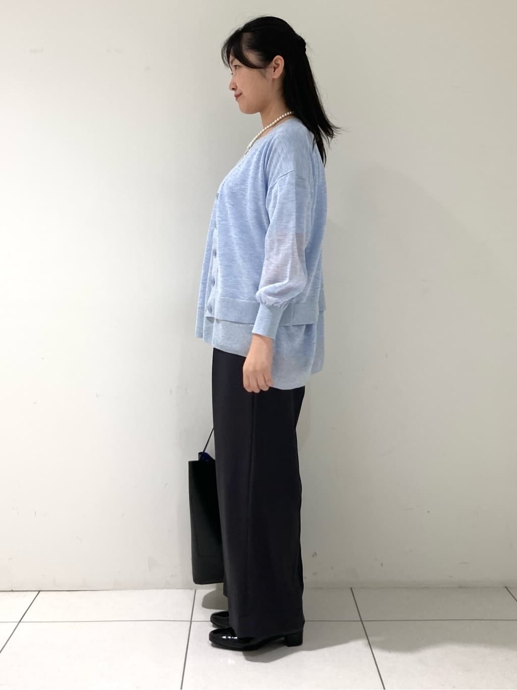 momokoさんの「INDIVI｜【程よいシアー素材/洗える】バイカラーラメカーディガン」を使ったコーディネート