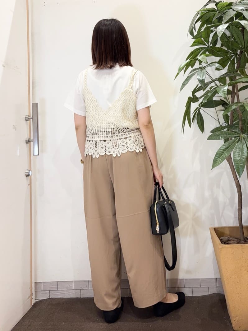 宗形さんの「SHOO･LA･RUE｜【2点セット/ひんやり】レースビスチェ＋Tシャツ」を使ったコーディネート