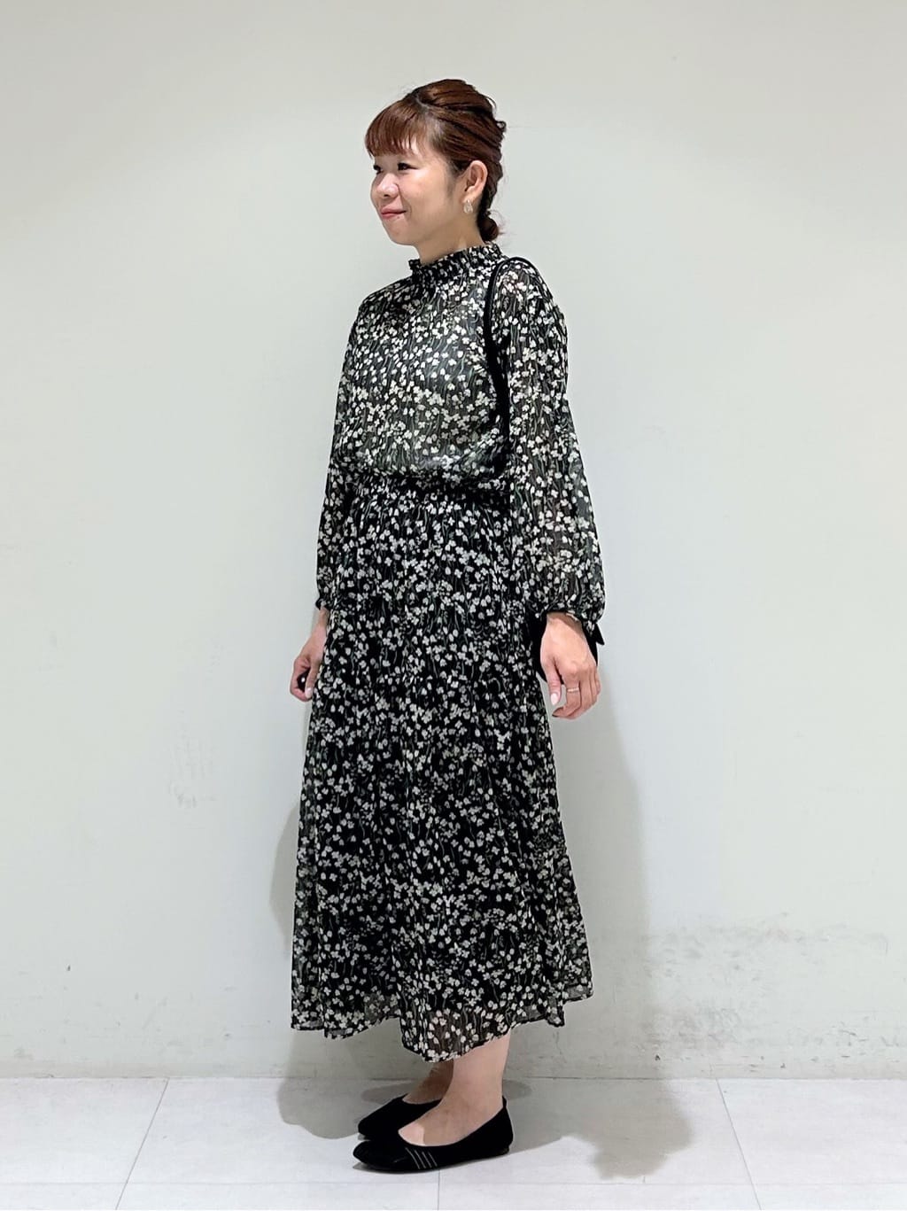 tsuyuさんの「INDIVI｜【秋映え柄/セットアップ可能】フラワーシフォンブラウス」を使ったコーディネート