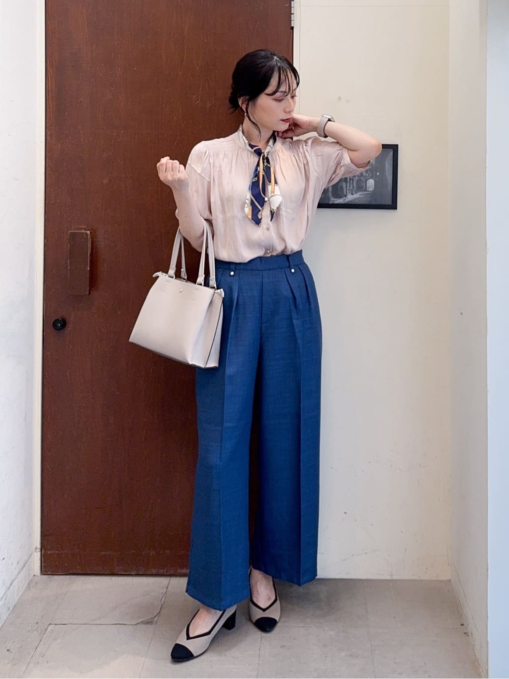 𝐇𝐢𝐫𝐨𝐦𝐢さんの「SHOO･LA･RUE｜【洗える/S-LL】大人上品な印象のサテン5分袖ブラウス」を使ったコーディネート
