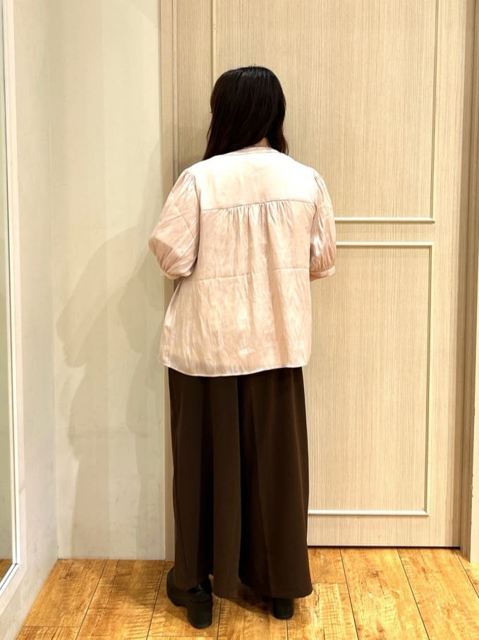 kanaさんの「SHOO･LA･RUE｜【洗える/S-LL】大人上品な印象のサテン5分袖ブラウス」を使ったコーディネート