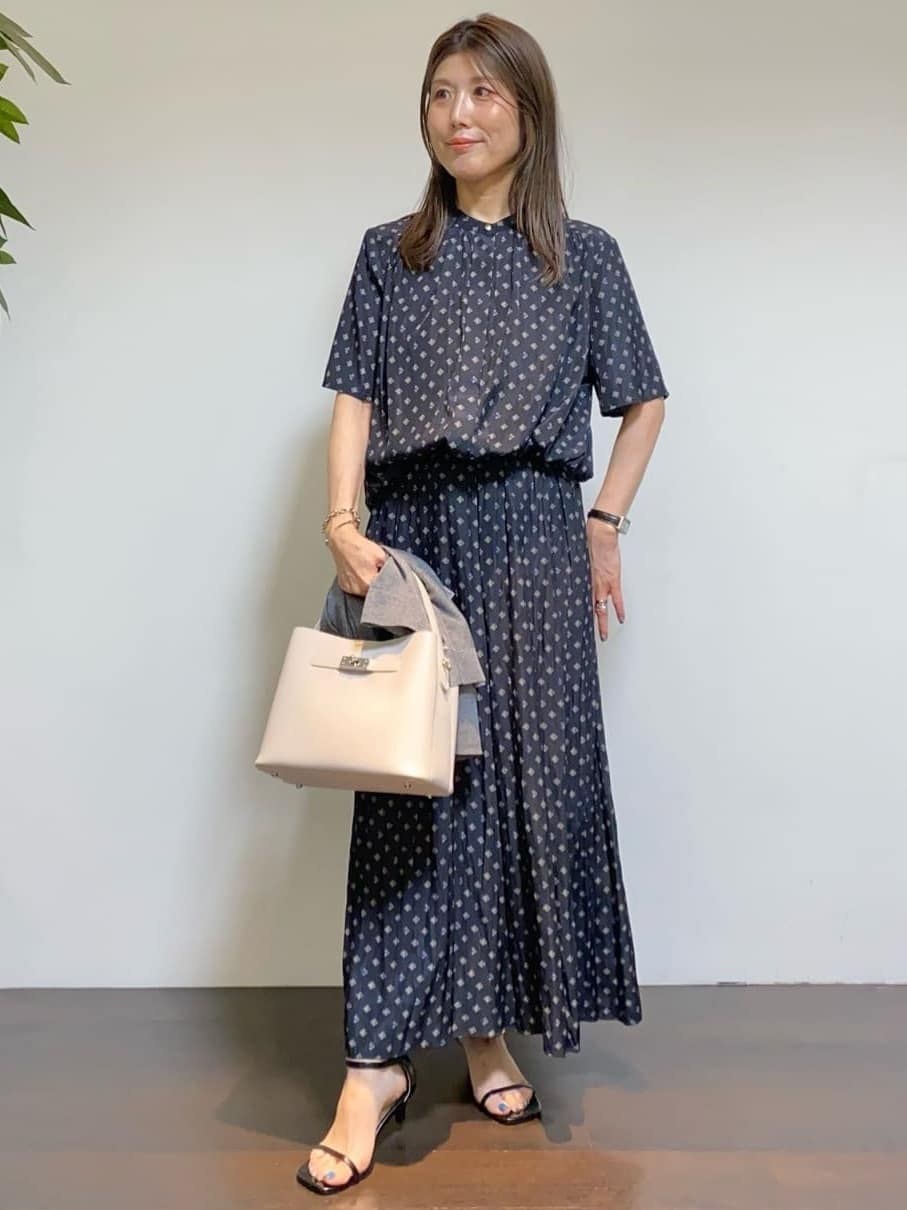 tomoさんの「UNTITLED｜【セットアップ可/リラクシー/通勤】スクエアジオメ柄ブラウス」を使ったコーディネート