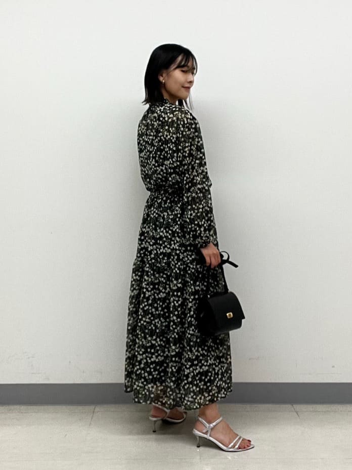 hinanoさんの「INDIVI｜【秋映え柄/セットアップ可能】フラワーシフォンブラウス」を使ったコーディネート